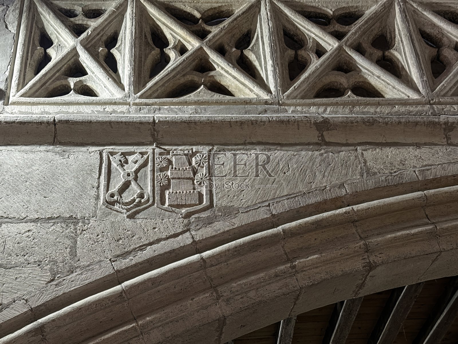 维加德布尔圣维森特·马尔蒂尔教堂哥特式拱门上的石制纹章照片摄影图片