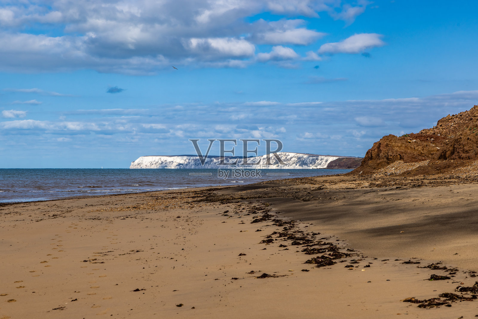一幅怀特岛的海岸风景，远望靠近针头山的白垩岩悬崖照片摄影图片