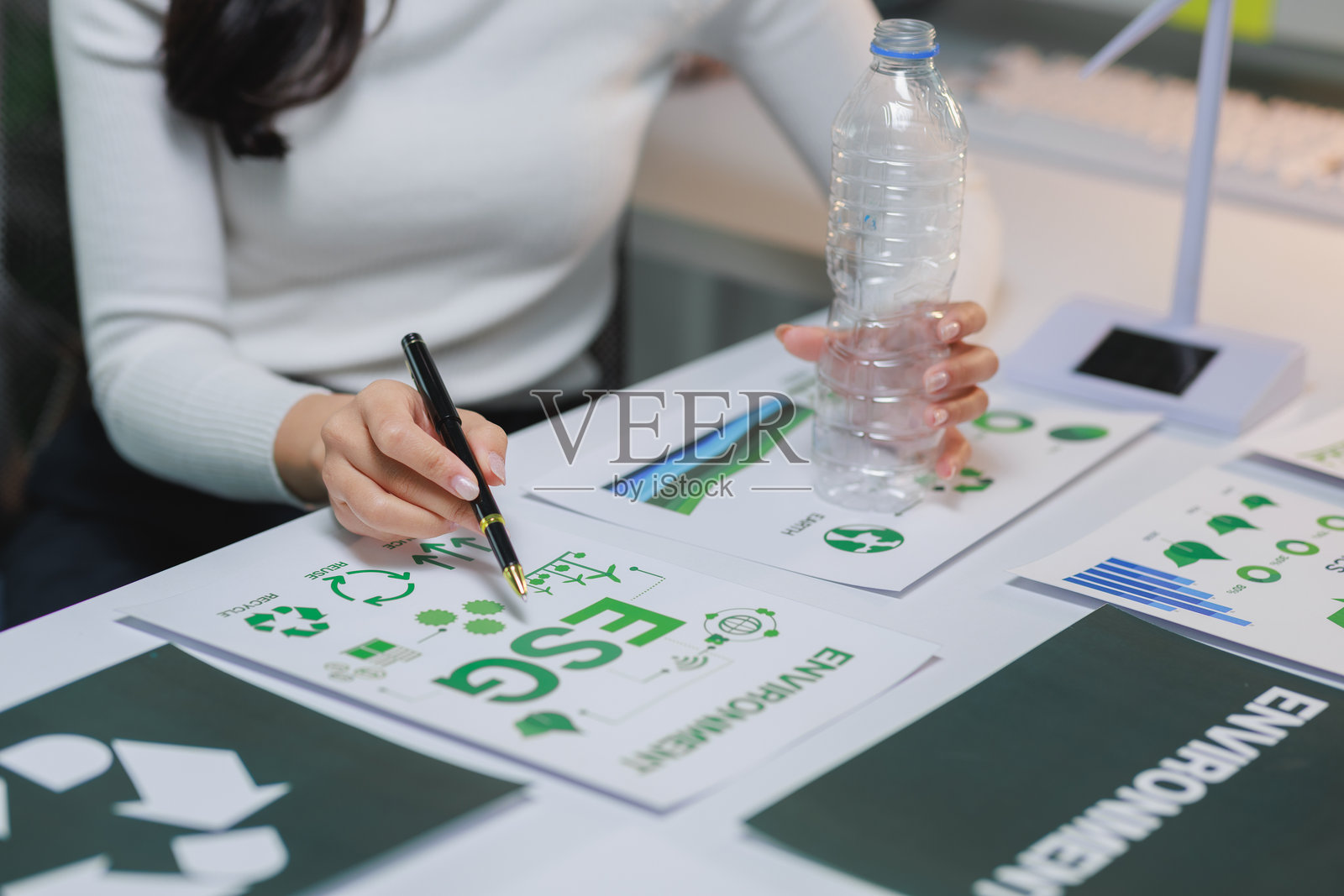 女商人正在分析环境、社会和治理（ESG）报告照片摄影图片