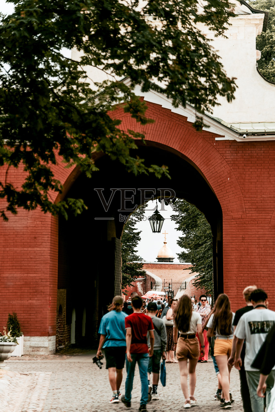 彼得保罗要塞，游客在博物馆周围漫步，全景，圣彼得堡，俄罗斯照片摄影图片