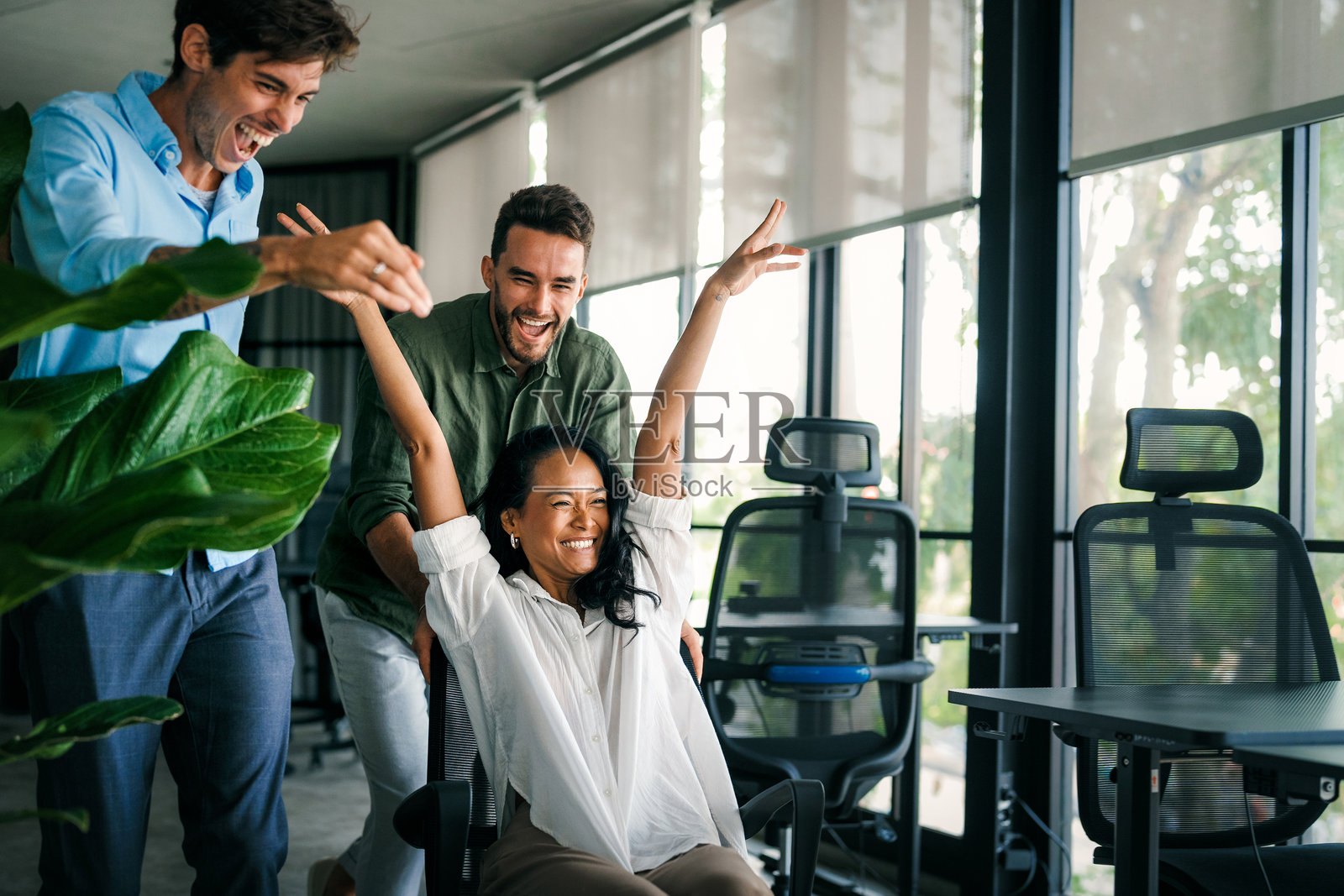 商业团队合作的成果受到商业成功、胜利、忠诚和团结理念的激励照片摄影图片