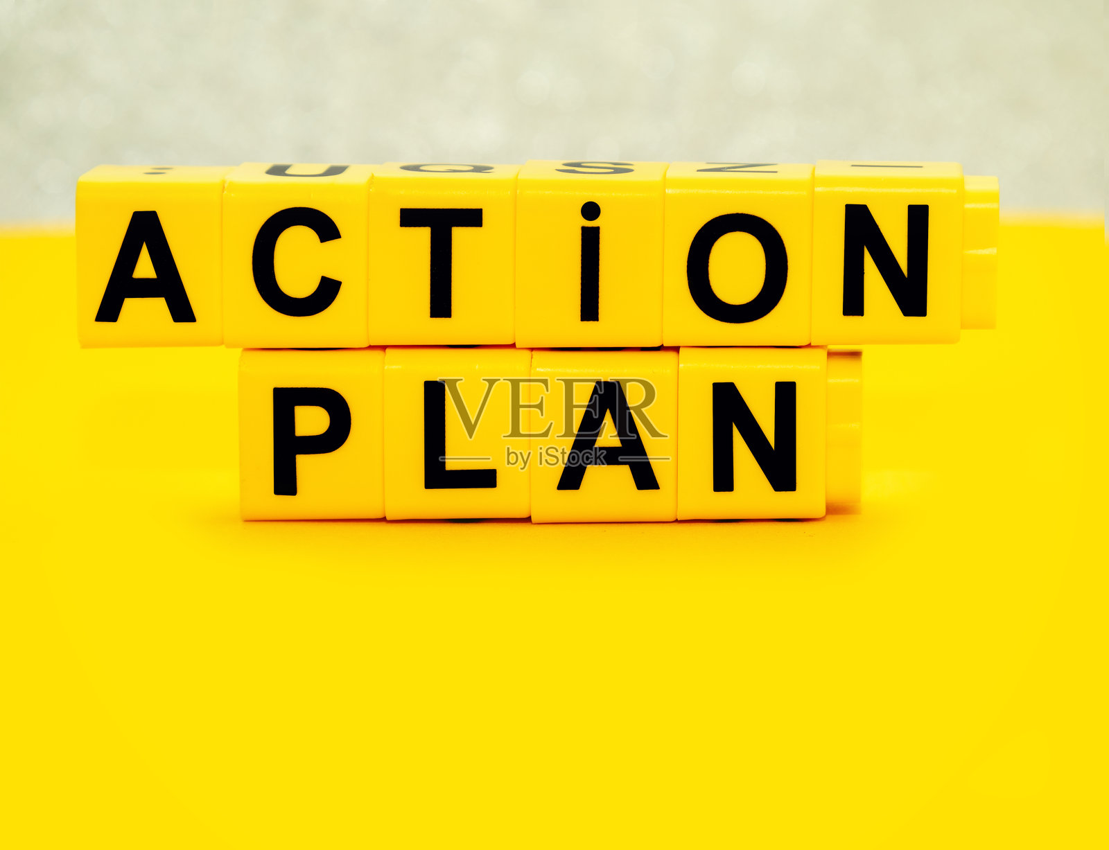 行动计划 - 黄色背景上的黄色塑料块字母。照片摄影图片