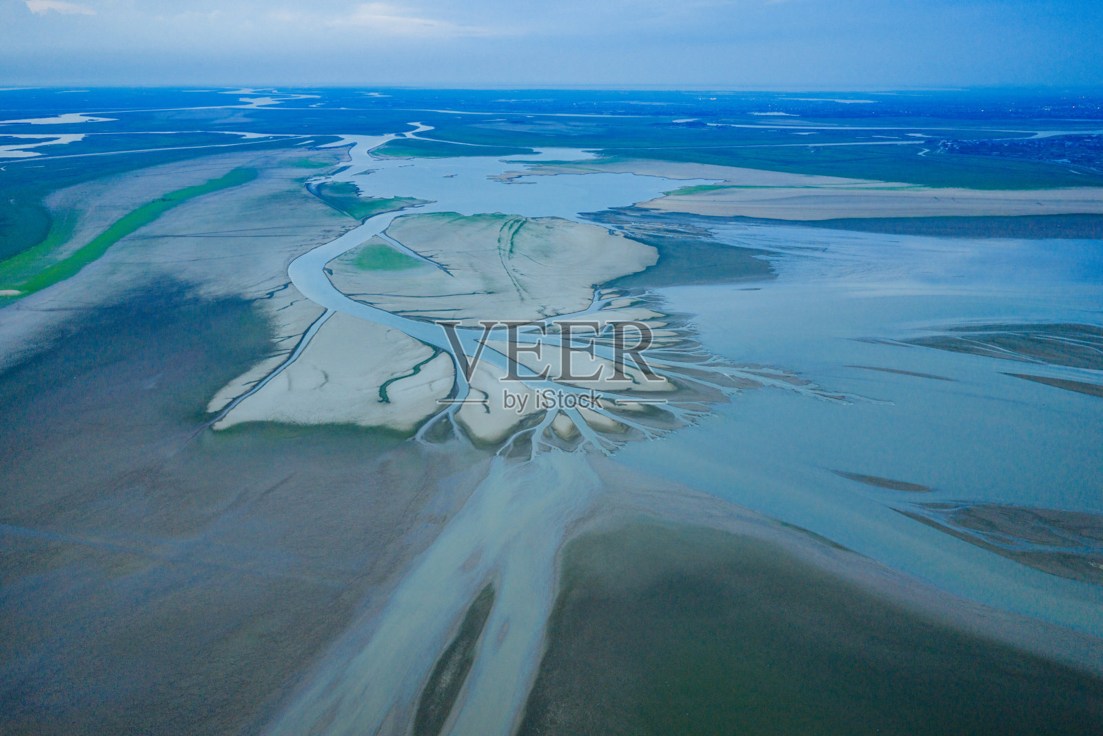 干涸的河流，绿色草原湿地风景照片摄影图片