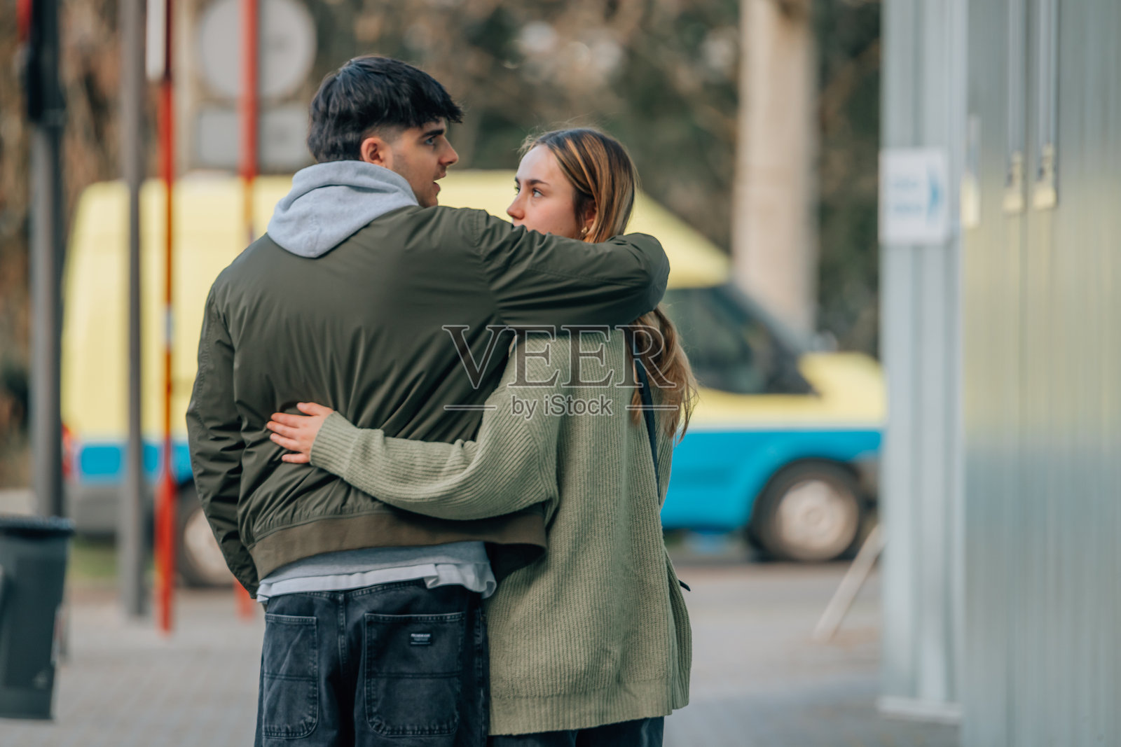 年轻情侣在街上照片摄影图片