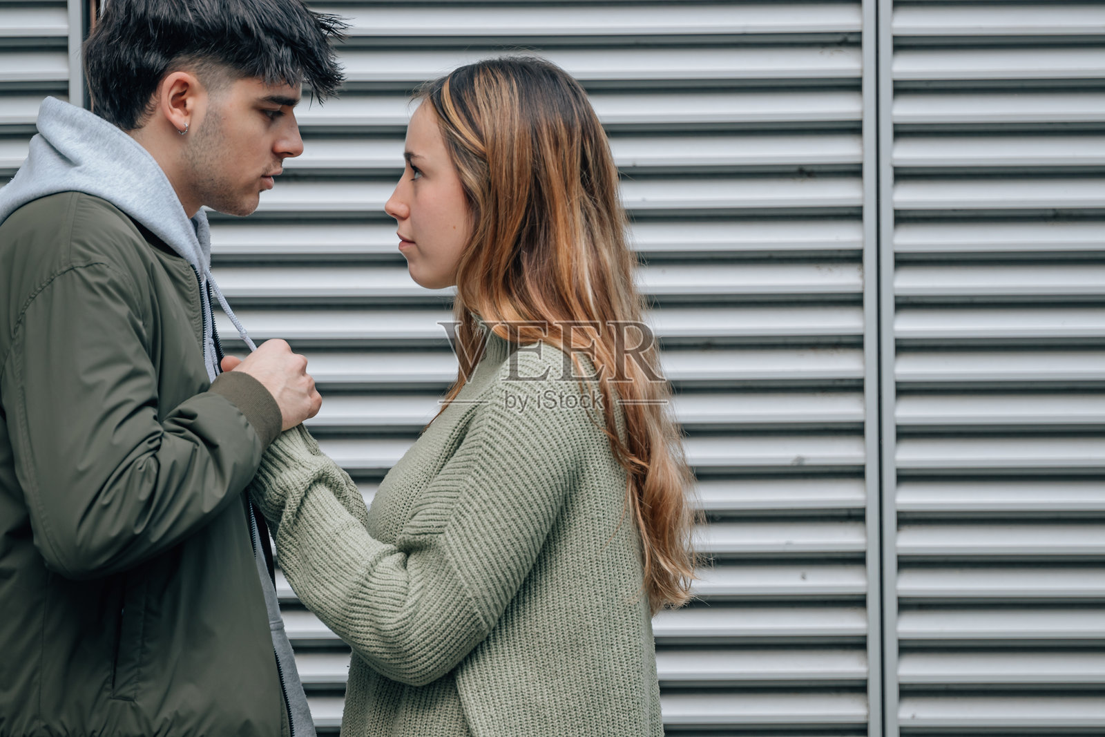 年轻情侣在街上表现出亲密或温柔的态度照片摄影图片