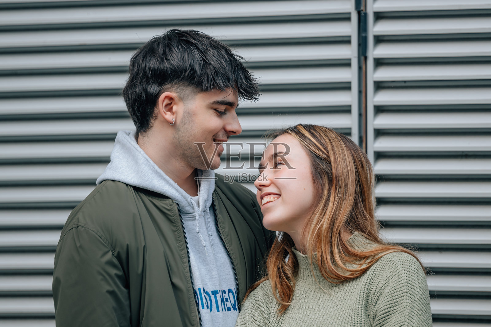 年轻情侣在街上表现出亲密或亲昵的态度照片摄影图片