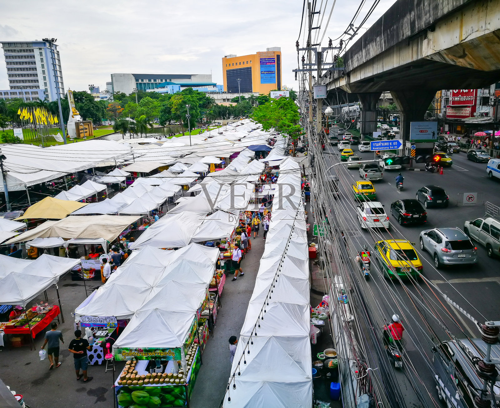 在曼谷东部主要干道拉姆坎亨路上的当地泰国街头美食。照片摄影图片