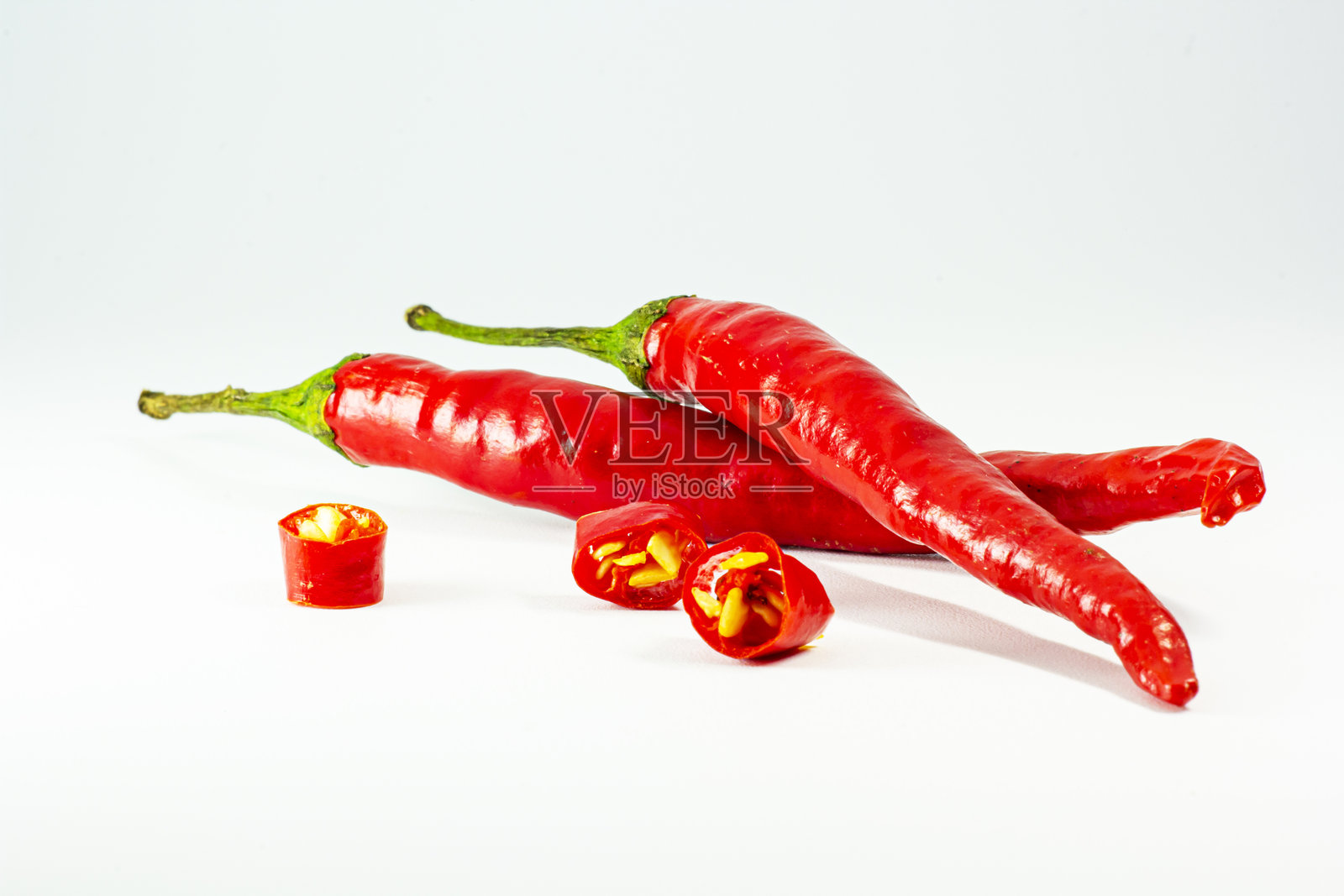 白色背景上的辣椒照片摄影图片