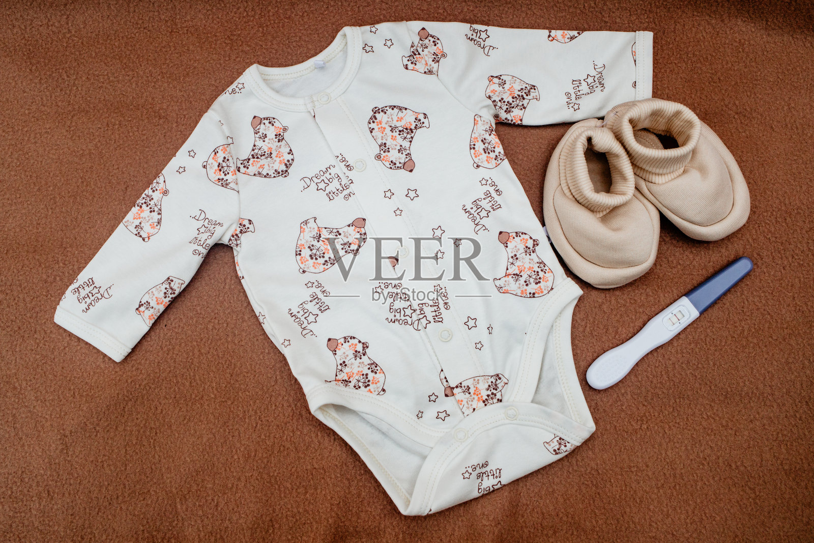 阳性测试和婴儿服装照片摄影图片