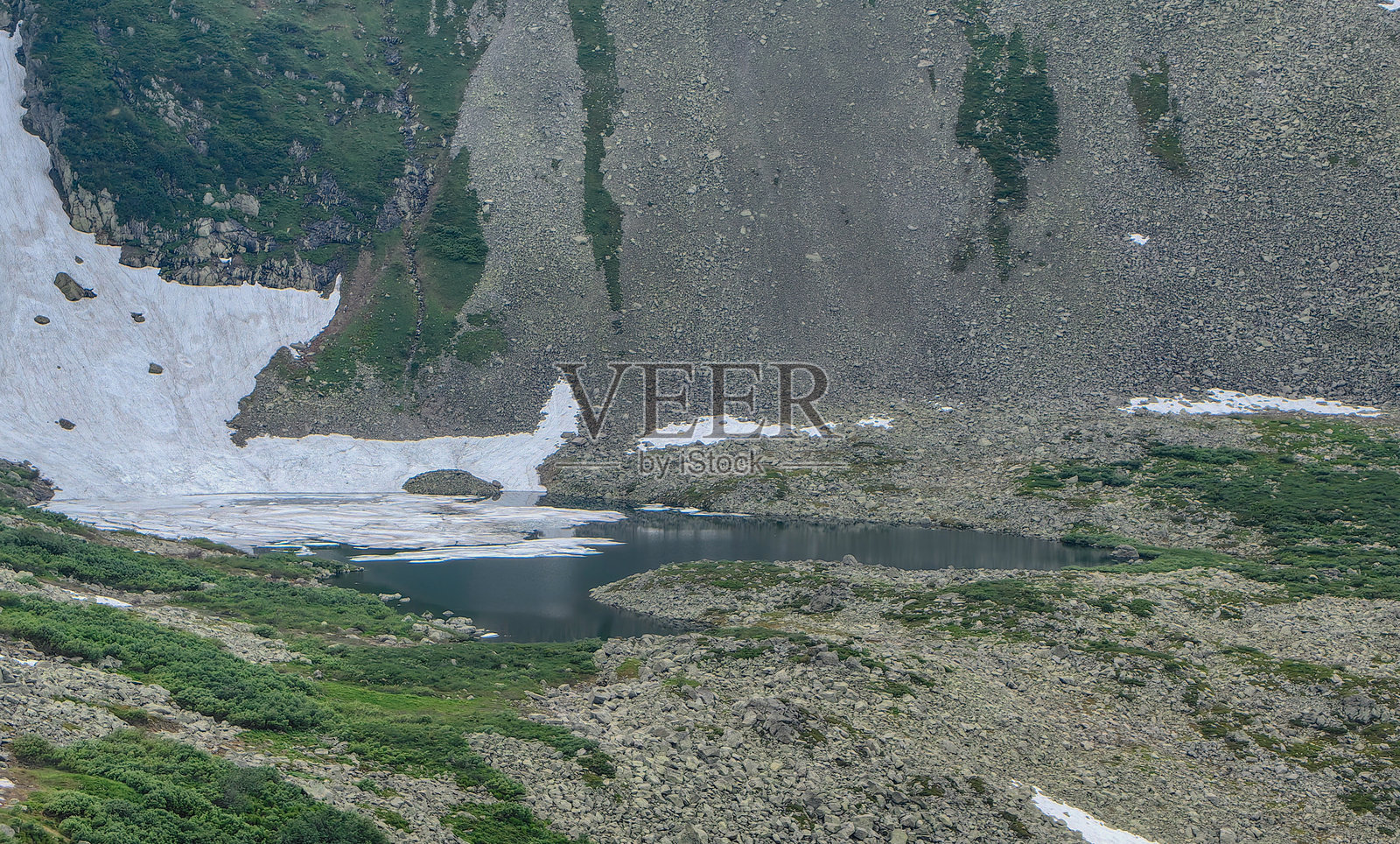 原始的山湖映照出宁静的自然风光。照片摄影图片