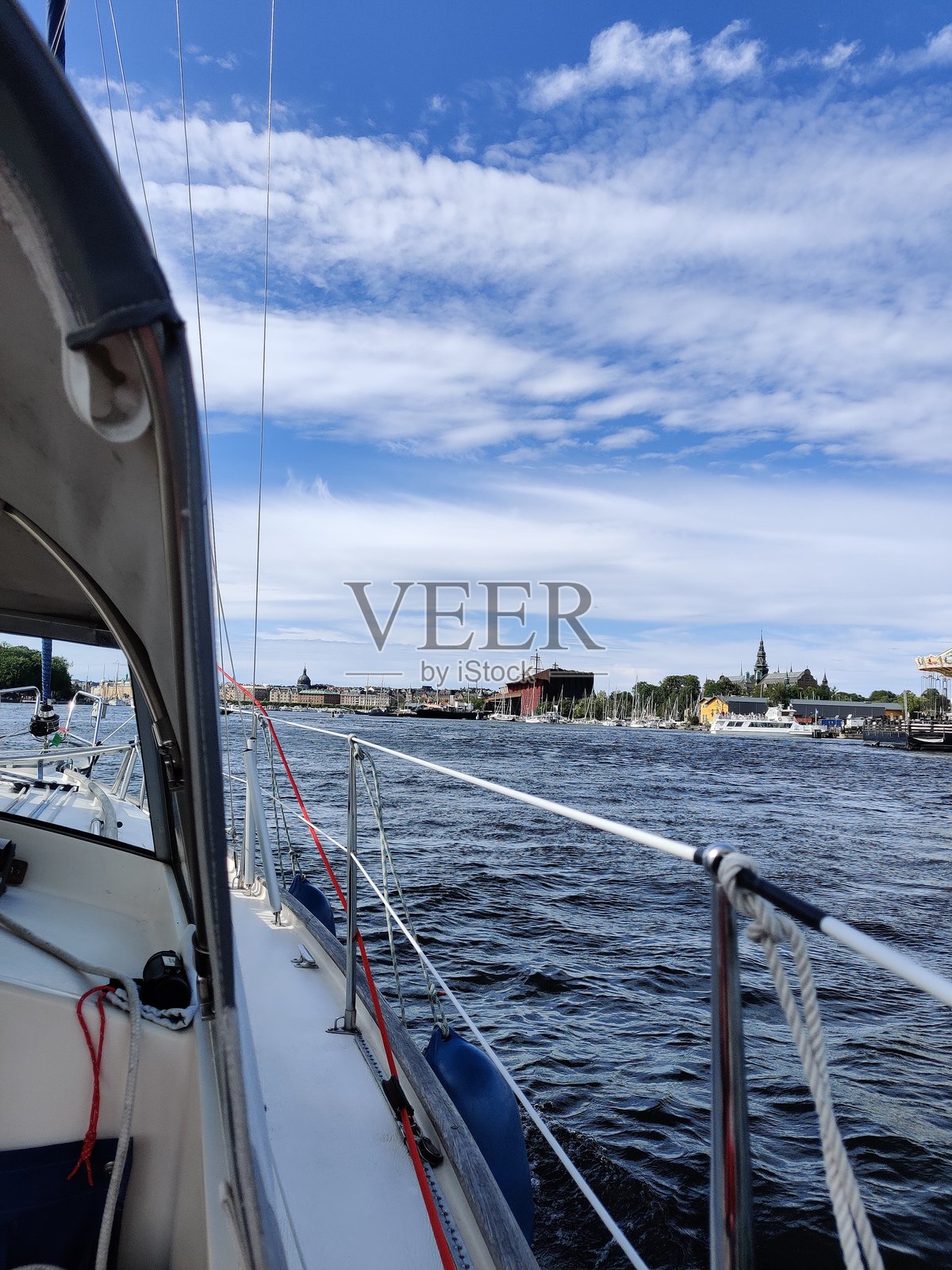 从帆船上俯瞰瑞典斯德哥尔摩的老城区加姆拉斯坦，色彩斑斓的历史建筑、狭窄的街道和传统的斯堪的纳维亚建筑。照片摄影图片