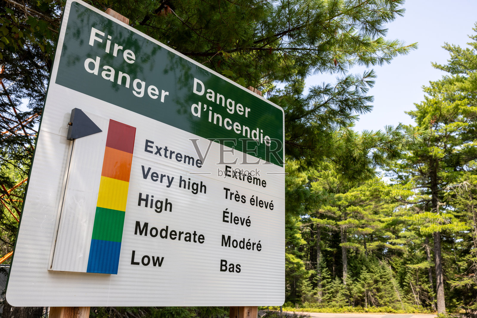 加拿大火灾危险评级和火灾禁令生效标志（英文和法文）照片摄影图片