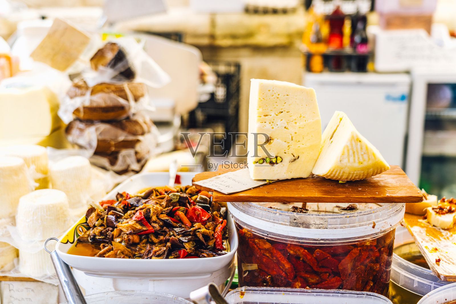 当地奶酪和蔬菜在生动环境中的市场展示照片摄影图片