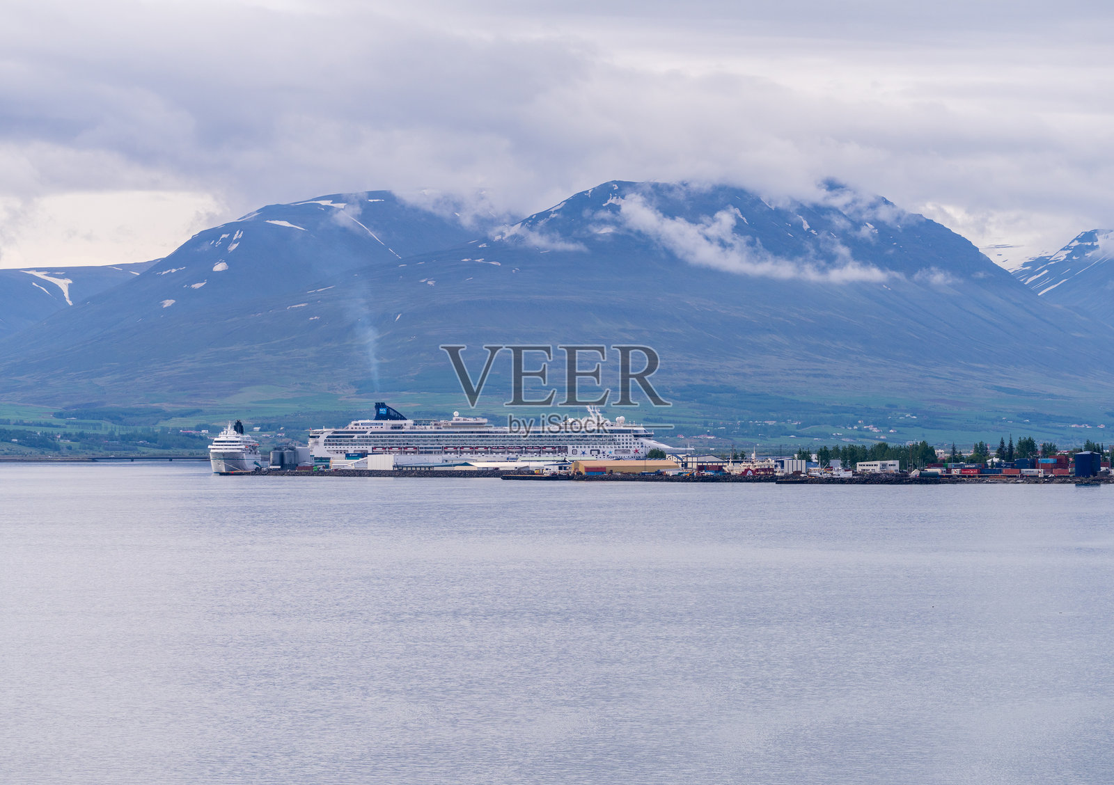 停靠在冰岛艾雅峡湾的阿库雷里的邮轮照片摄影图片