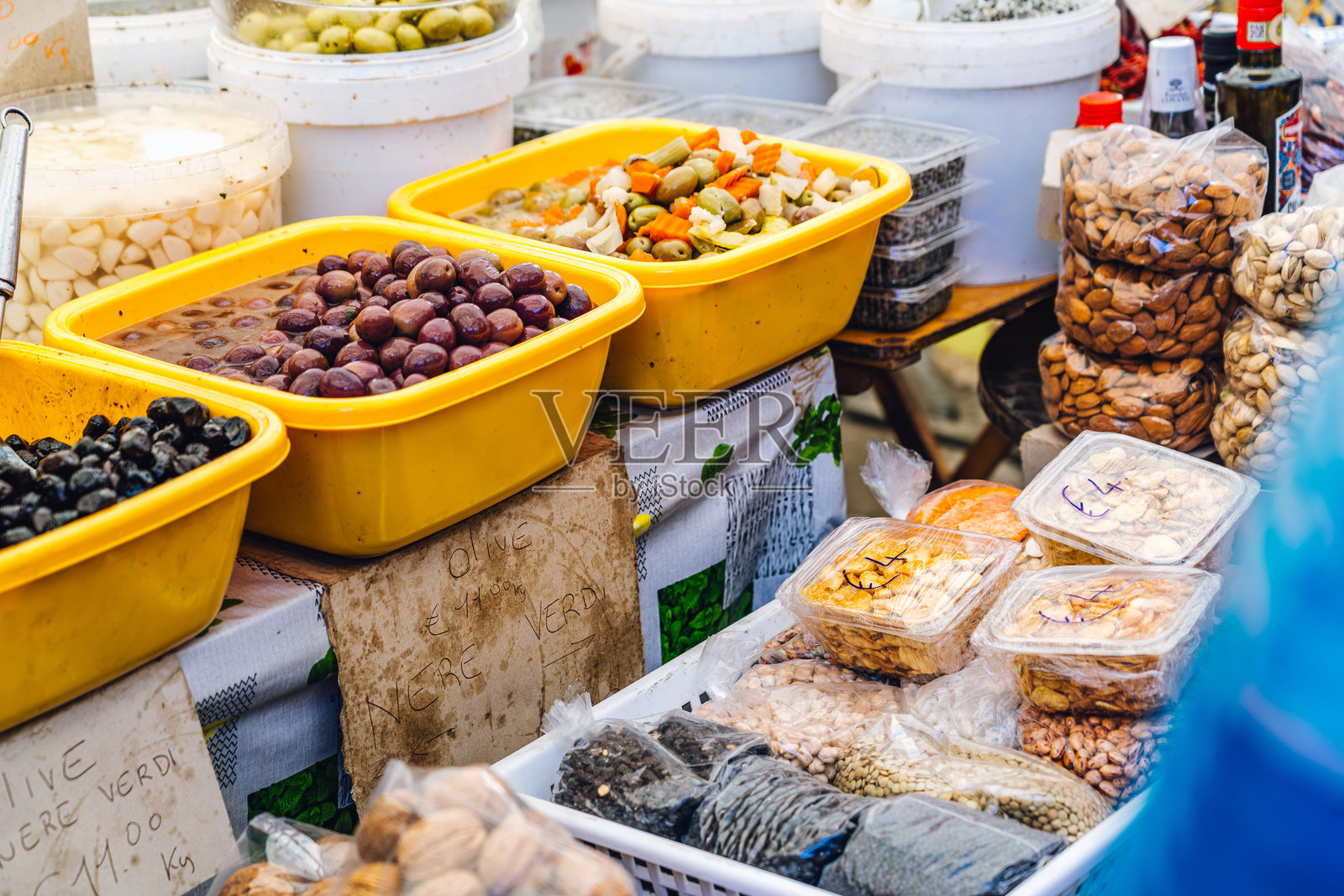 地中海市场上展示的各种橄榄和坚果照片摄影图片