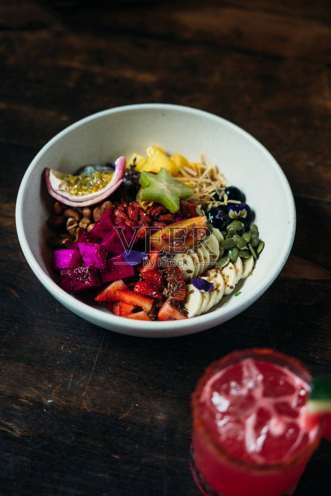 巴厘咖啡馆里的健康碗和柠檬水照片摄影图片