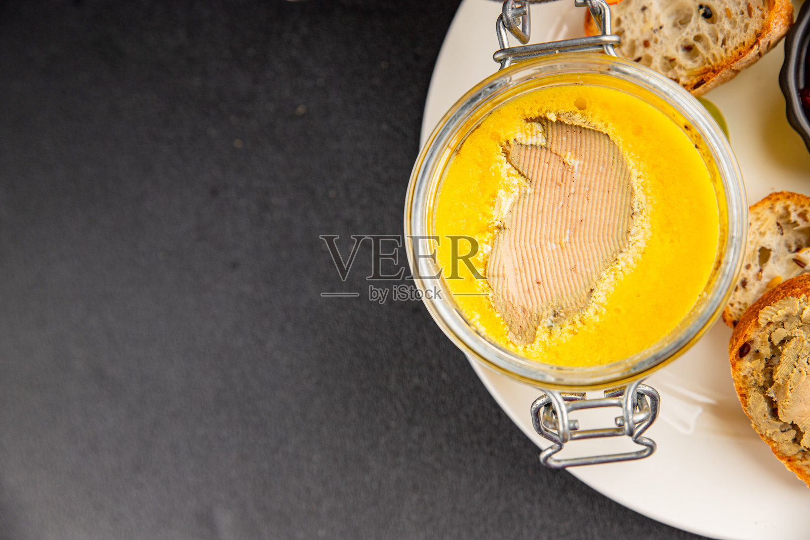 新鲜美味的鹅肝开胃菜，精致的美食背景， rustic 风格的桌面俯视图，留白空间。照片摄影图片