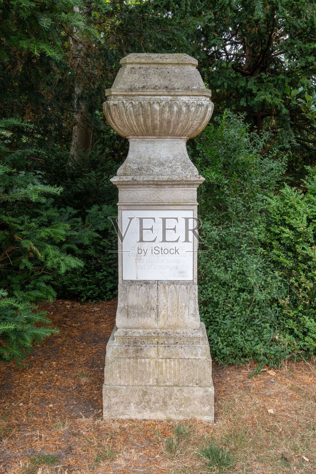 致敬能力布朗的纪念碑，位于克鲁姆，展示他的景观设计。照片摄影图片