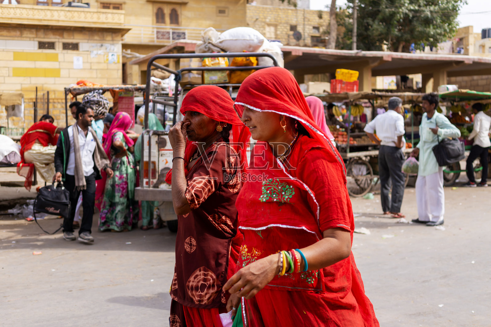 两位女性在杰伊萨尔梅尔市场附近的街道上照片摄影图片