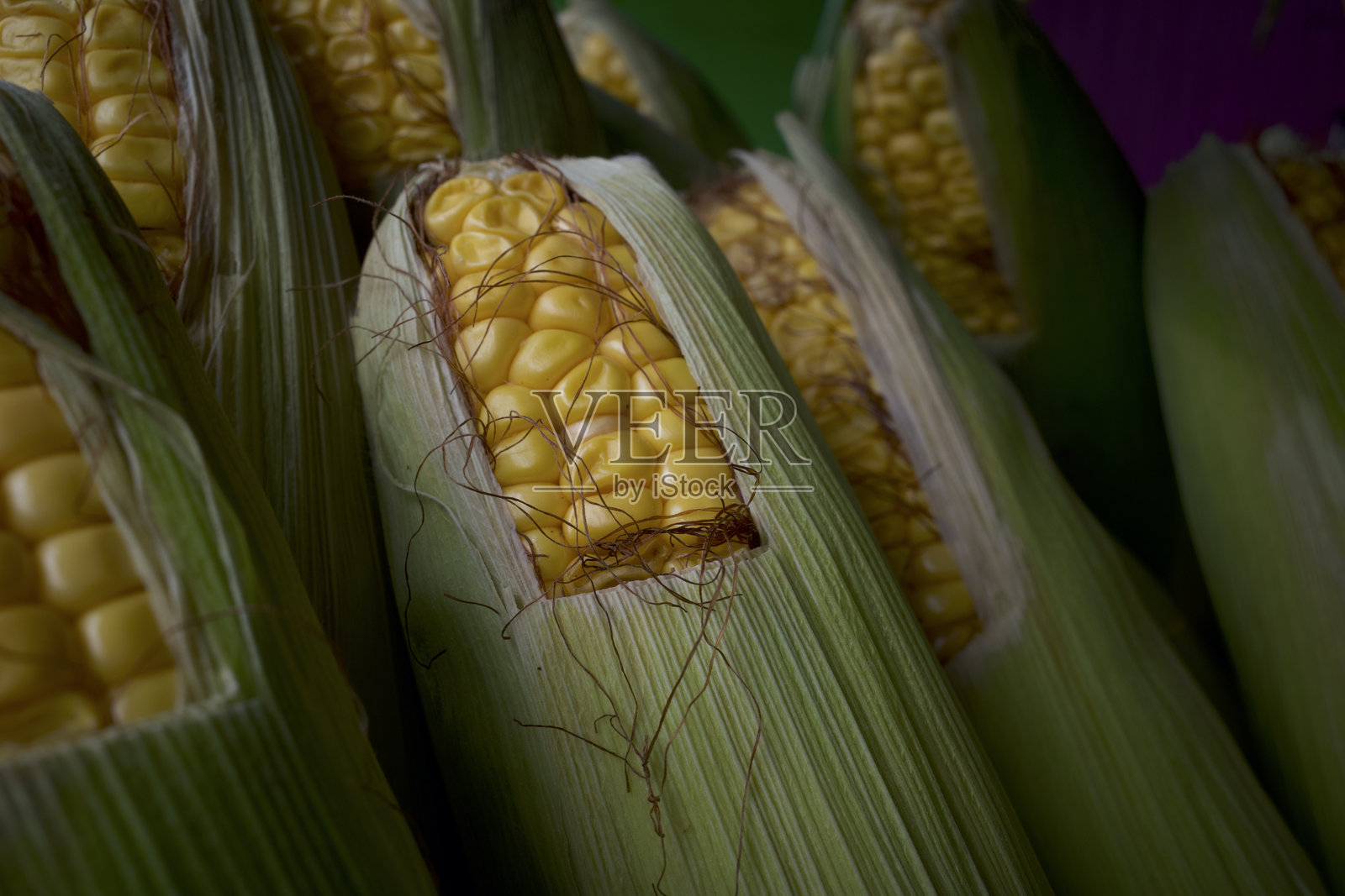 新鲜甜玉米，刚从印尼日惹的田野中收获，在传统市场出售照片摄影图片