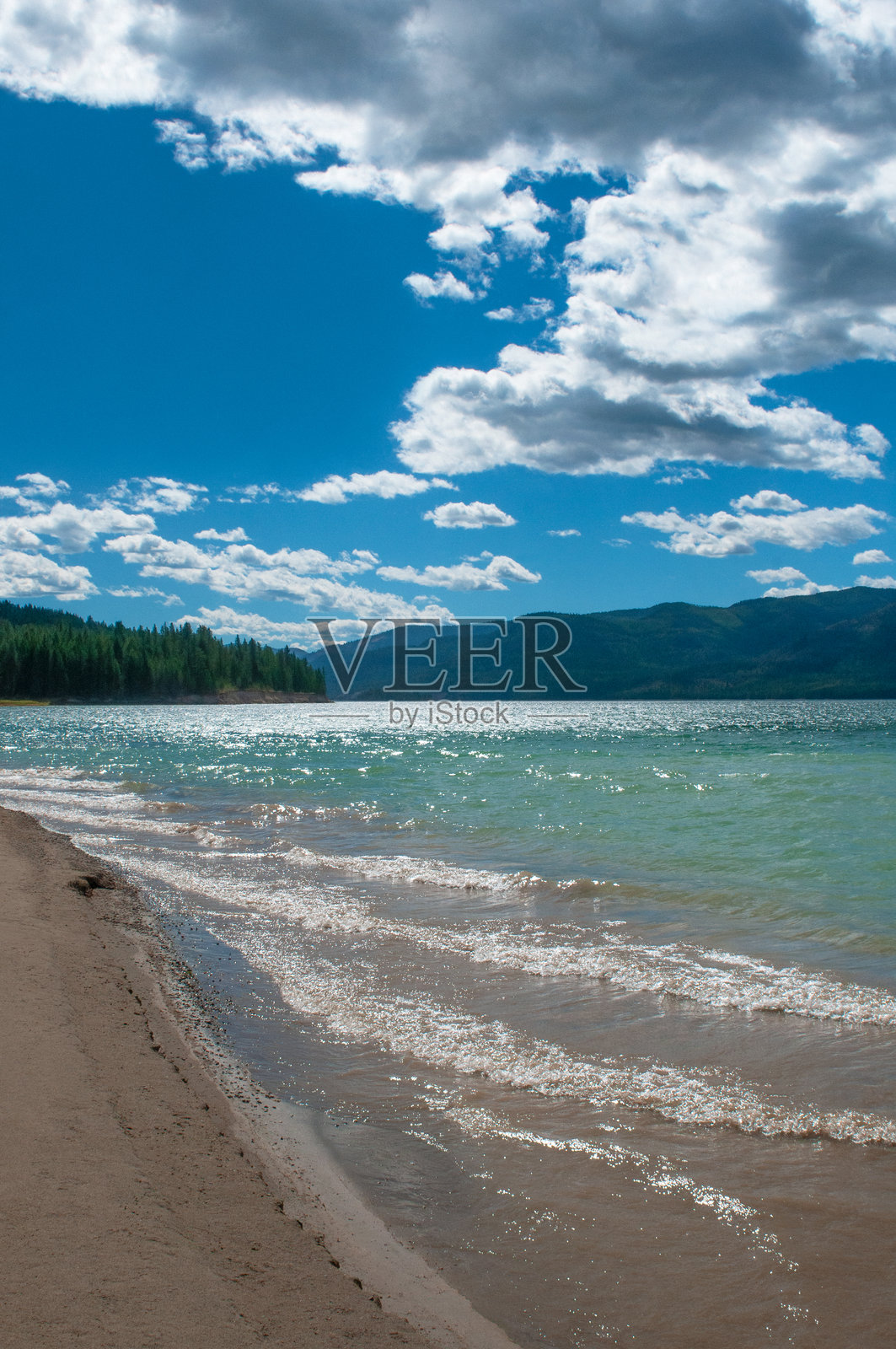 蒙大拿州的库卡努萨湖和普塞尔山脉。照片摄影图片