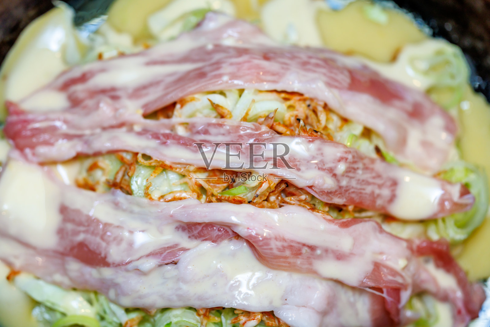 正在烹饪的御好烧照片摄影图片