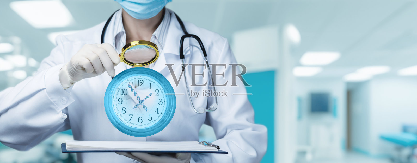 仔细观察这只带有DNA分子指针的时钟。照片摄影图片