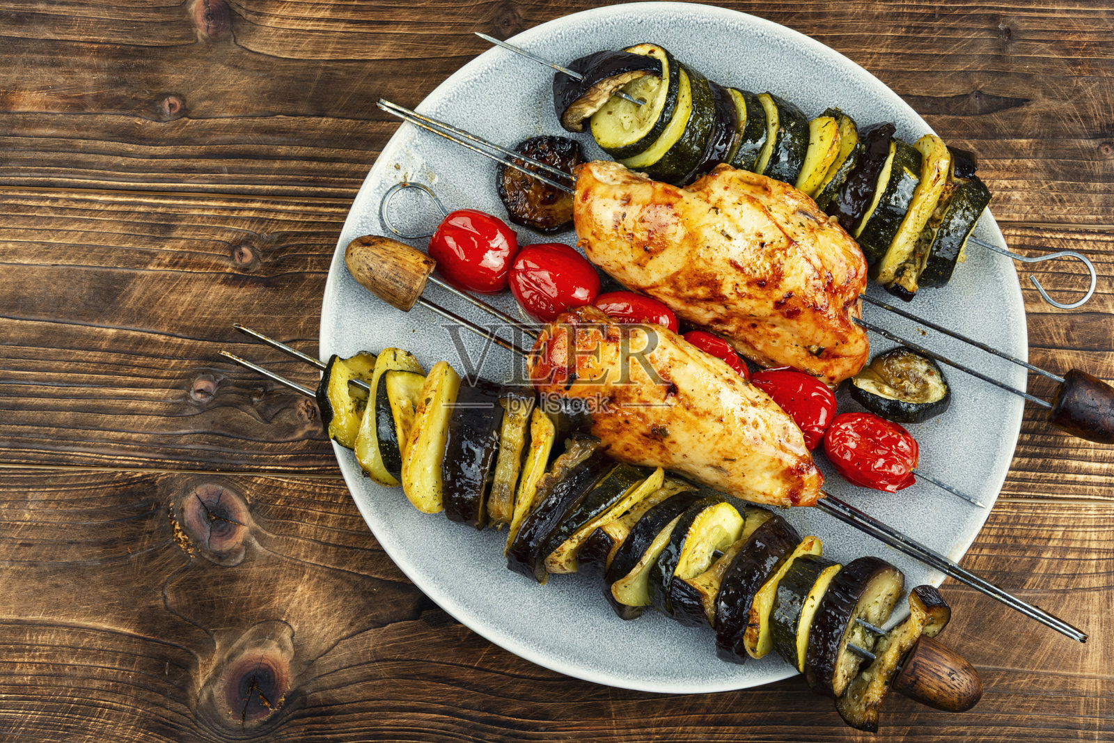 烤鸡肉串。照片摄影图片