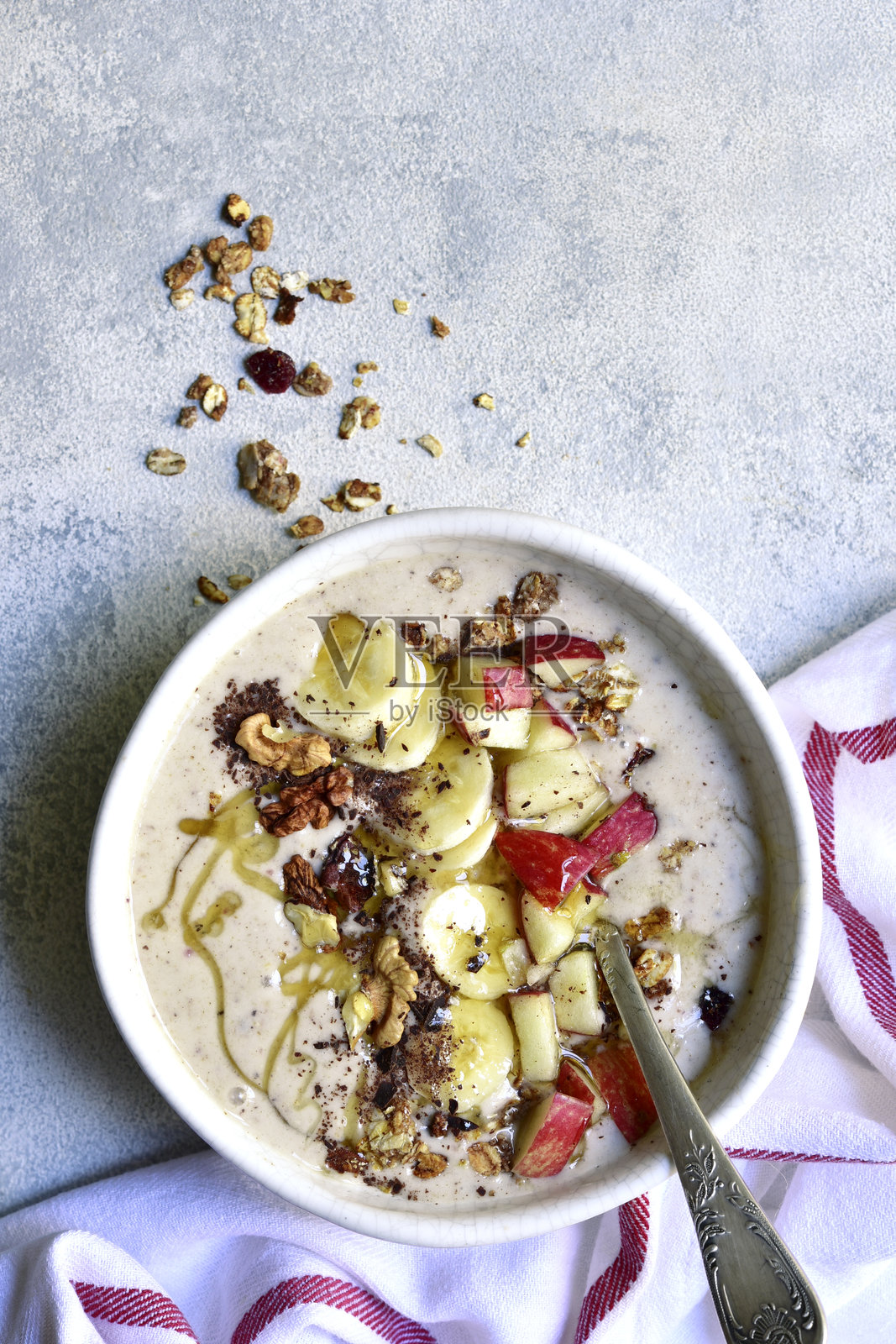 美味的香蕉苹果坚果蜂蜜奶昔，盛在碗中。俯视图，留有空白空间。照片摄影图片