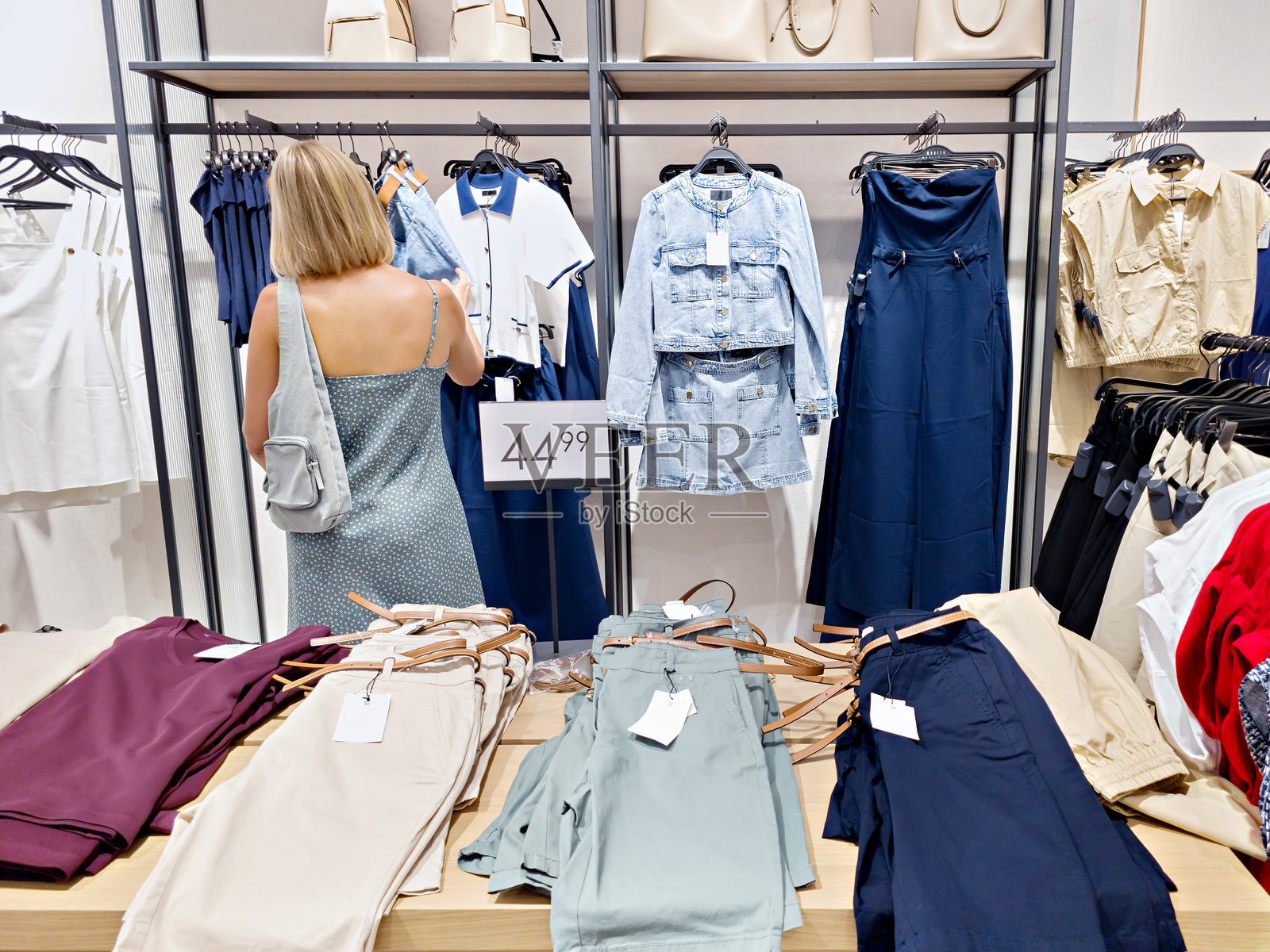 女性在服装店内照片摄影图片