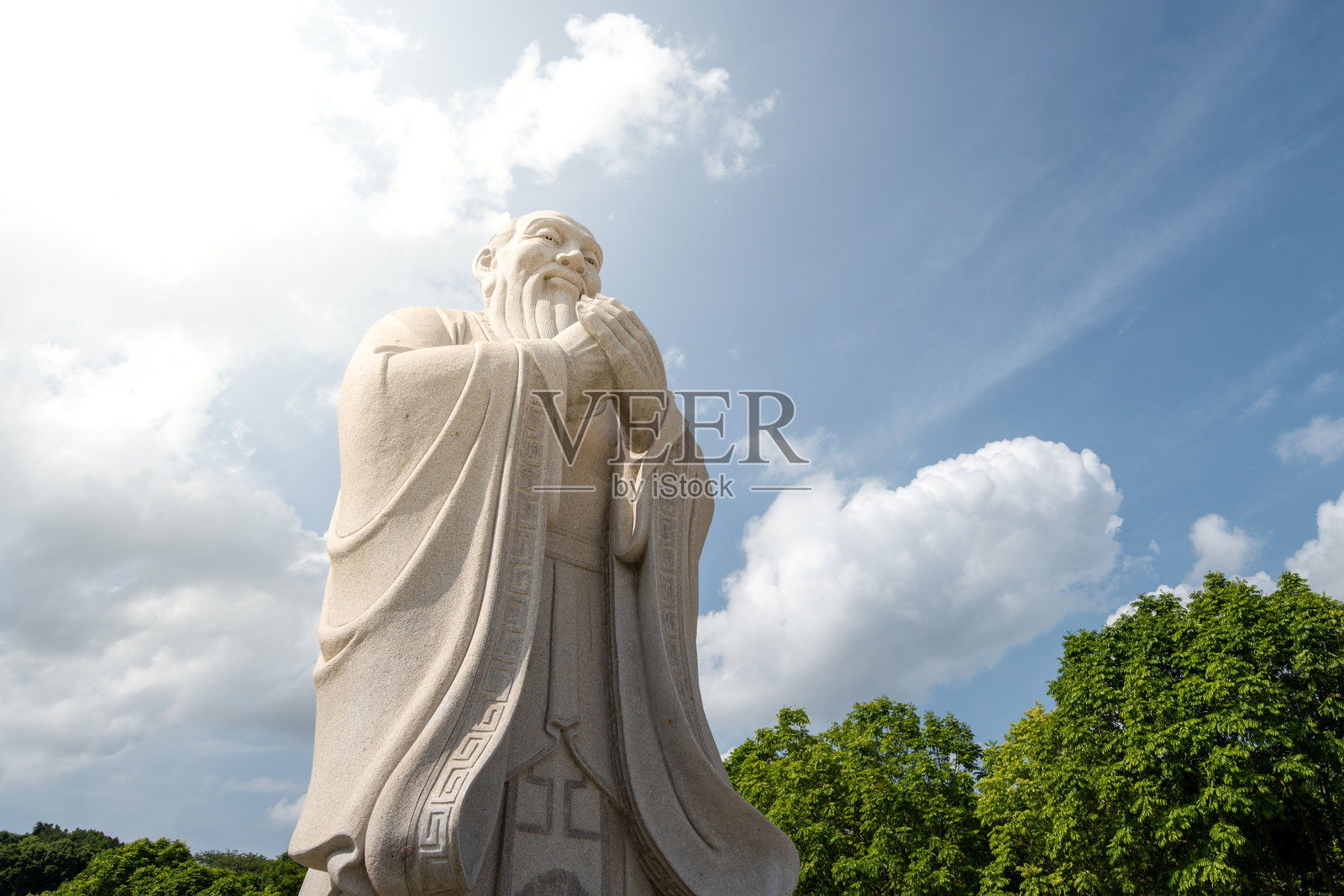 蓝天下孔子雕像的壮丽景象照片摄影图片