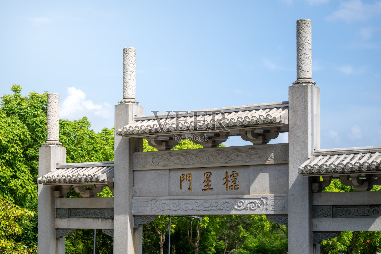 古老的石拱门在晴朗的蓝天下照片摄影图片