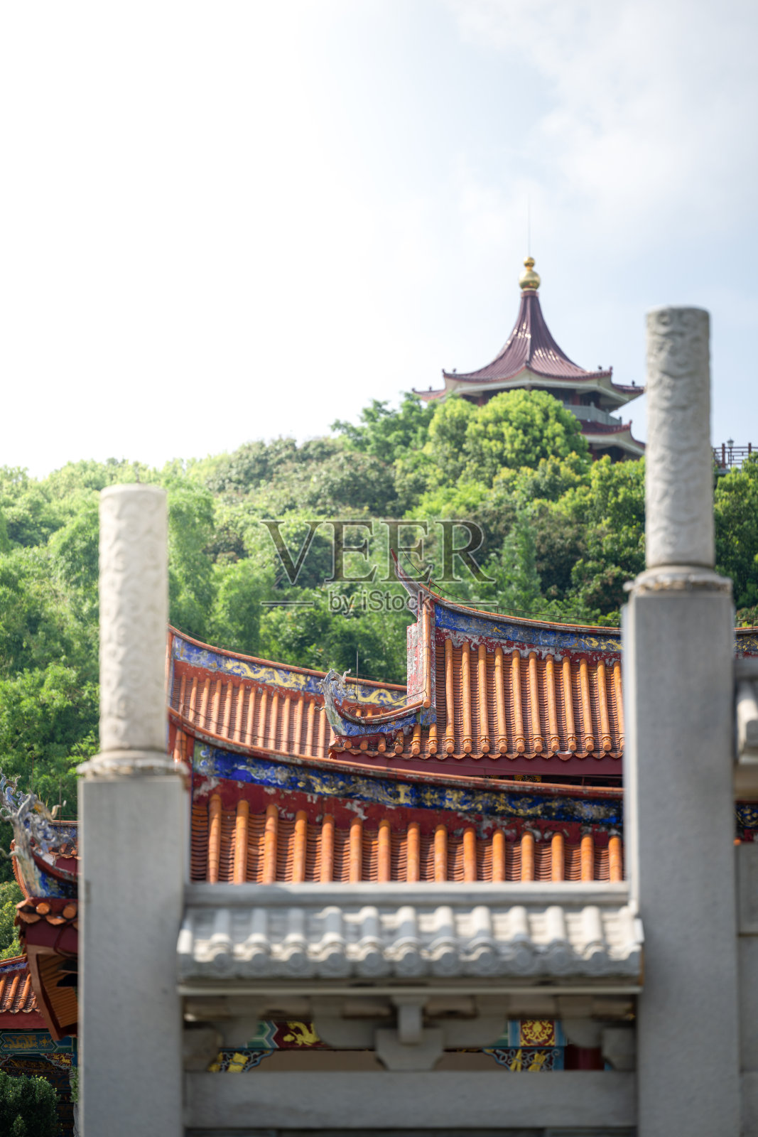 古老寺庙静谧之美，隐匿于群山之间照片摄影图片