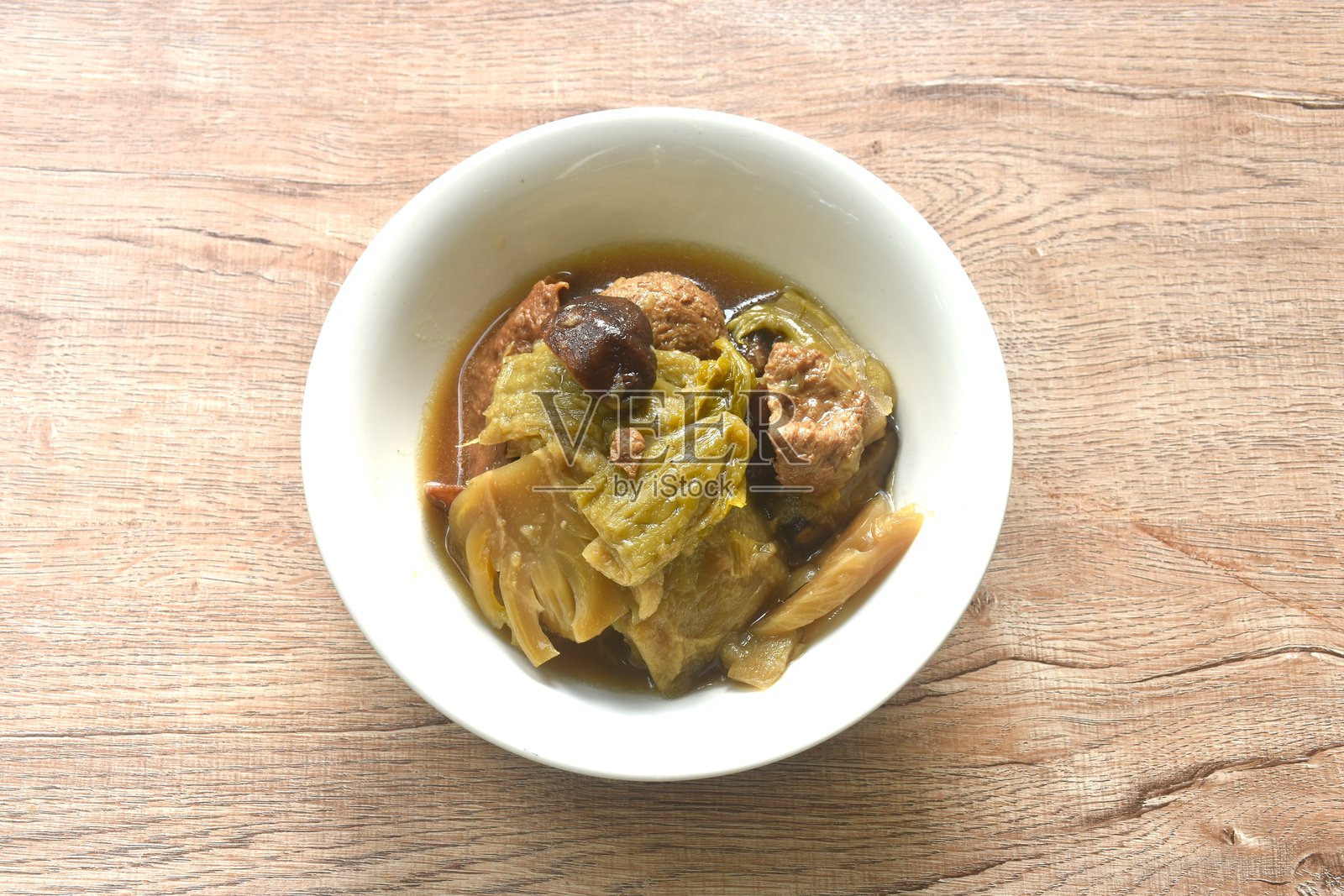 豆腐顶黑蘑菇的酸菜苦瓜汤照片摄影图片