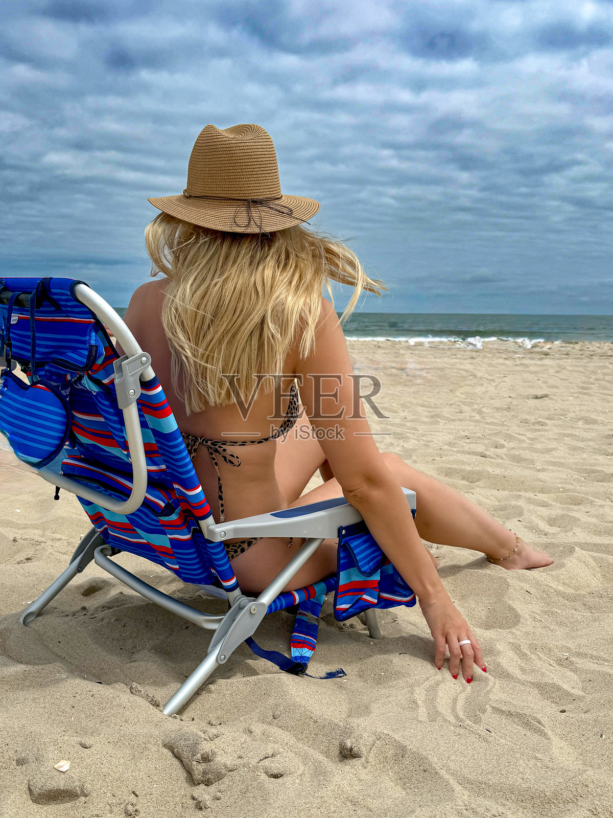 女人和椅子照片摄影图片