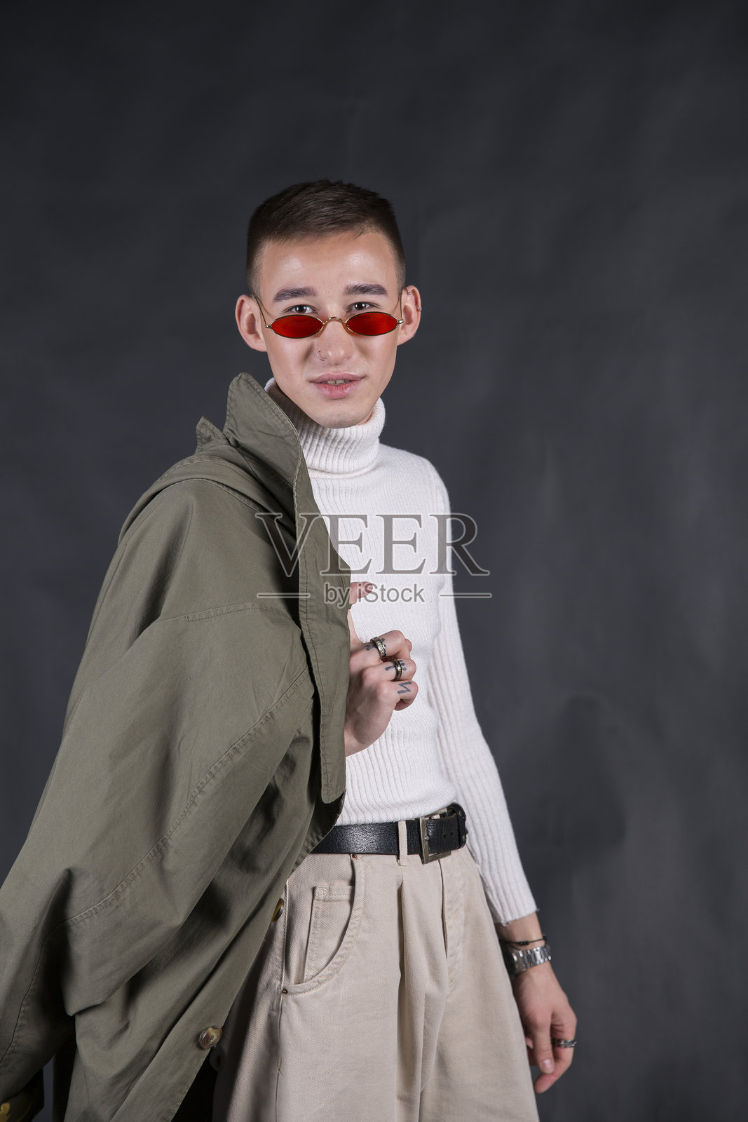 一位帅气的鞑靼男子摆出各种姿势。嬉皮士文化，时尚风格。照片摄影图片