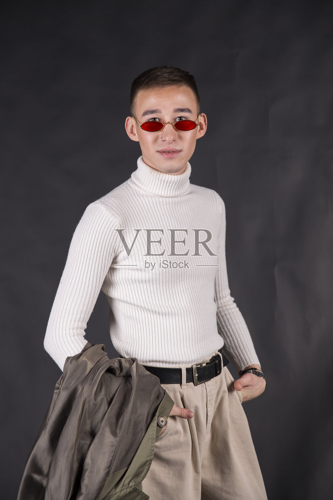 一位帅气的鞑靼男子摆出各种姿势。嬉皮士文化，时尚风格。照片摄影图片