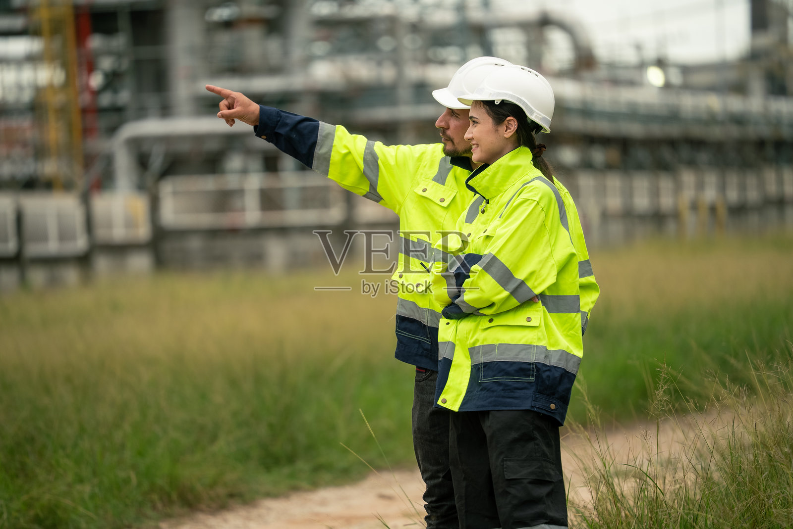 工程师在石化工厂或炼油厂检查项目。进行安全和生产质量的调查与检查。照片摄影图片