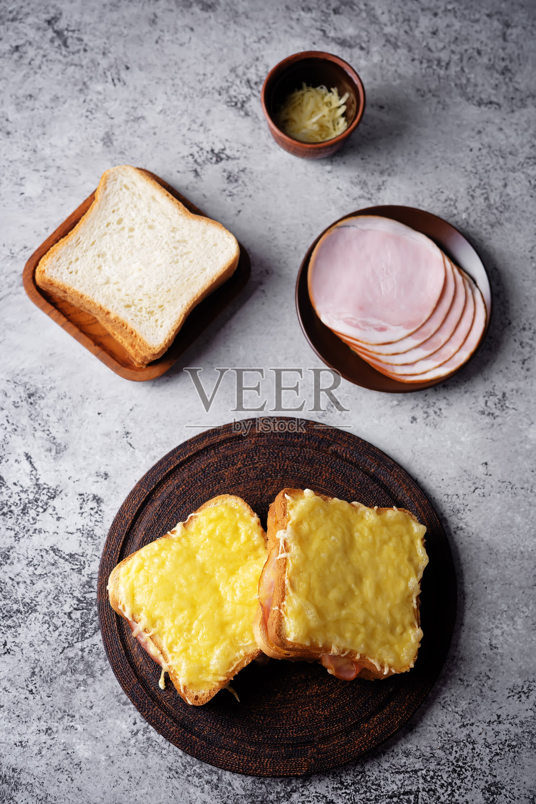 木盘上的火腿奶酪三明治照片摄影图片