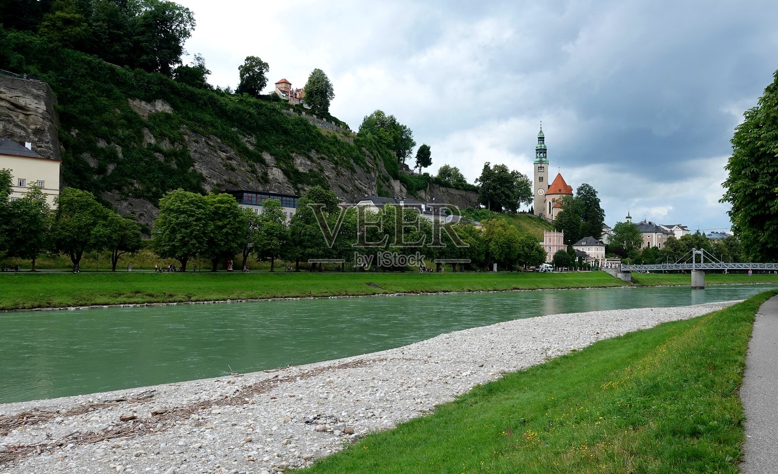 萨尔茨堡市萨尔察赫河岸的美丽景色。照片摄影图片