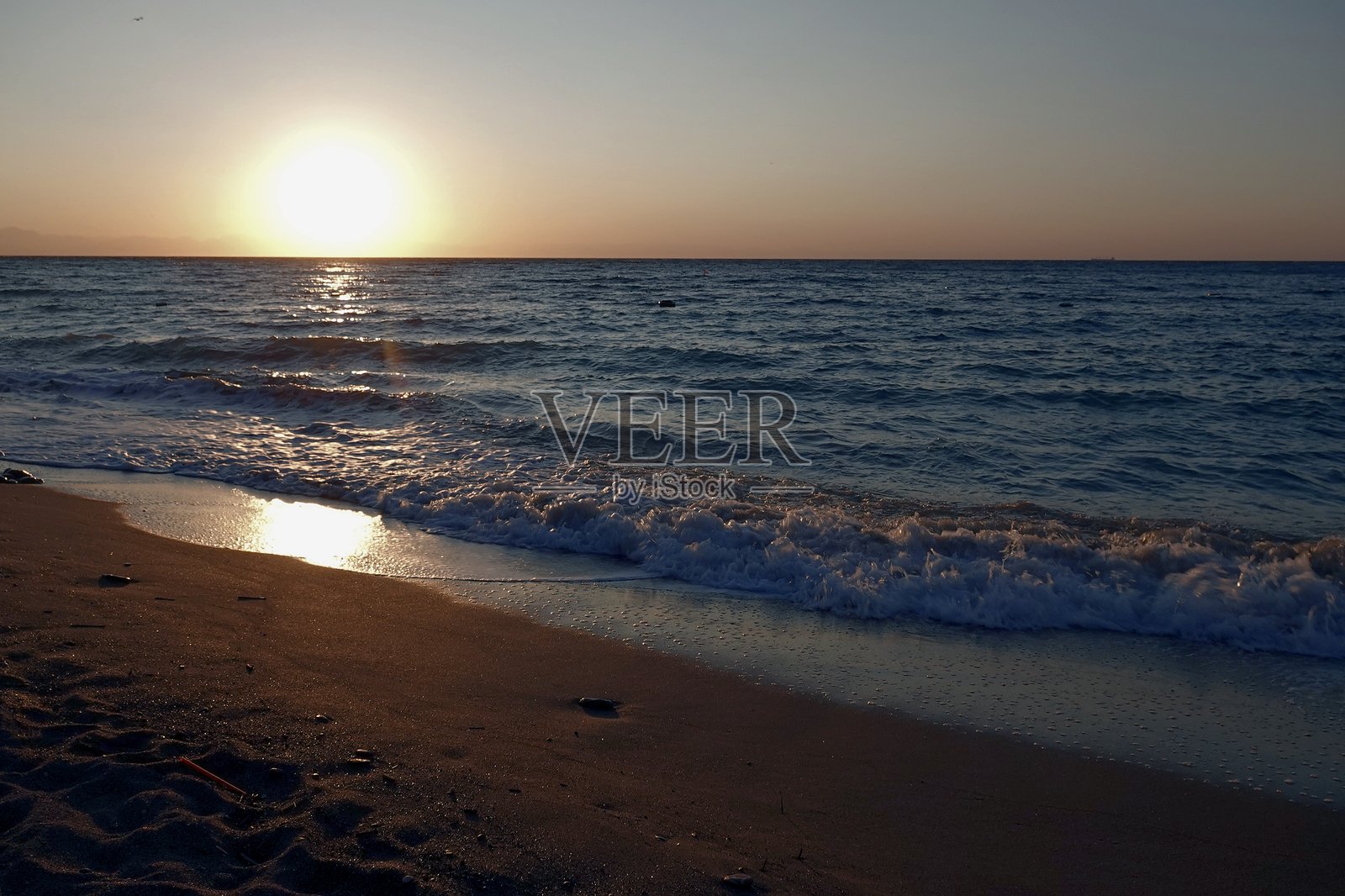 清晨海上的日出。照片摄影图片