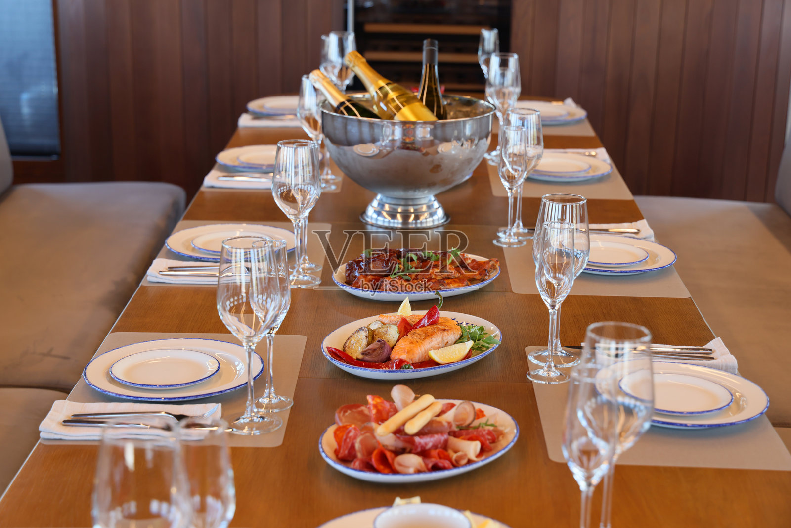 精致优雅的餐饮布置，配有美酒香槟和美味佳肴照片摄影图片