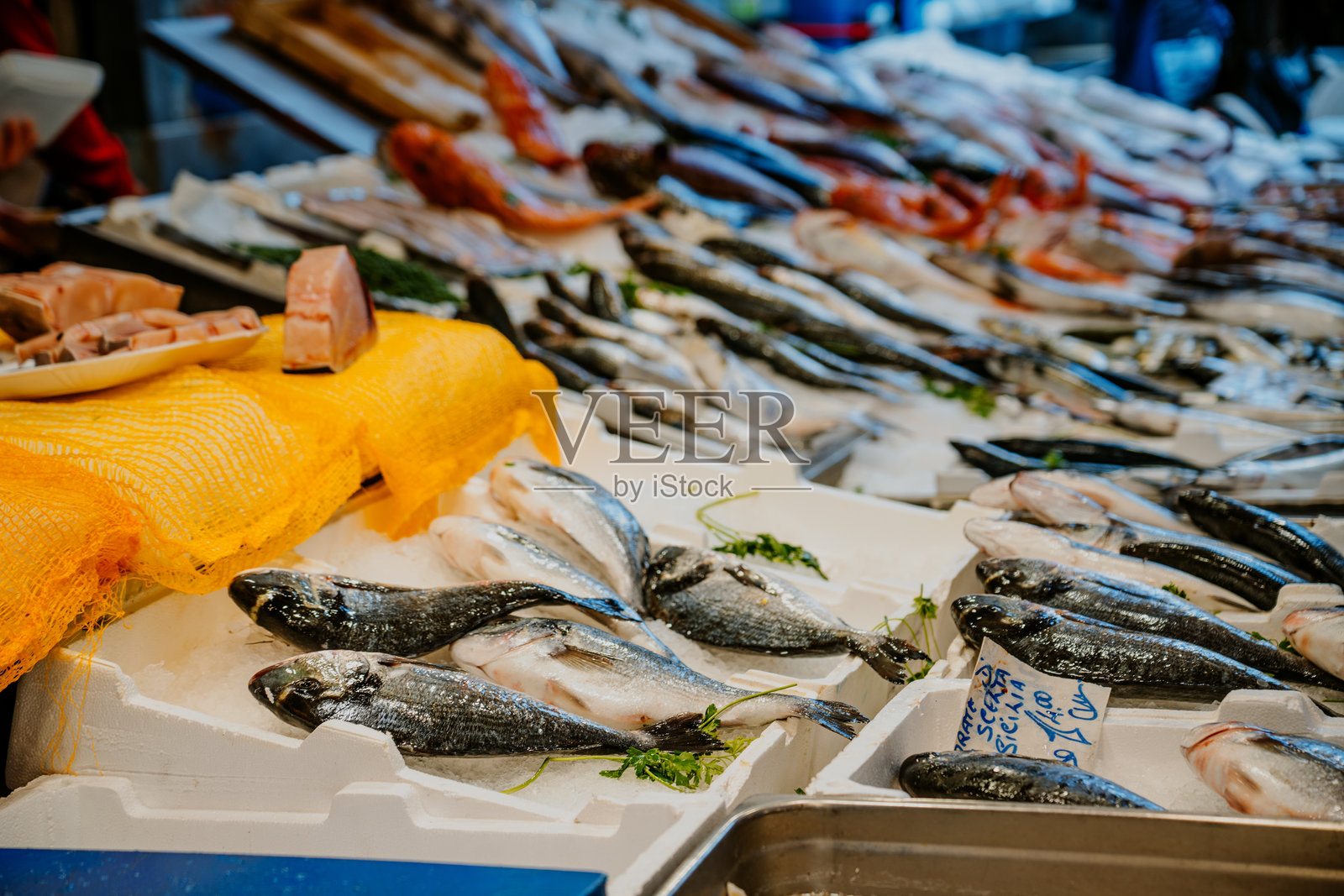 巴勒莫，西西里岛户外市场的新鲜鱼类展示照片摄影图片