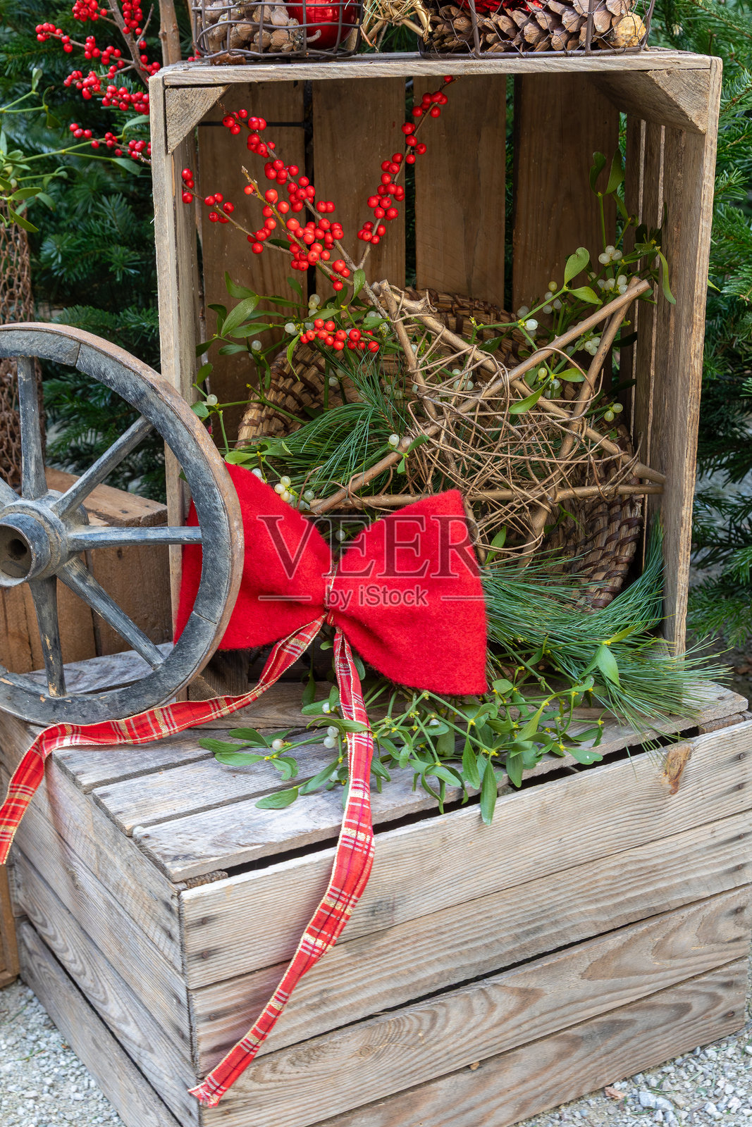 乡村风格的户外圣诞装饰。照片摄影图片