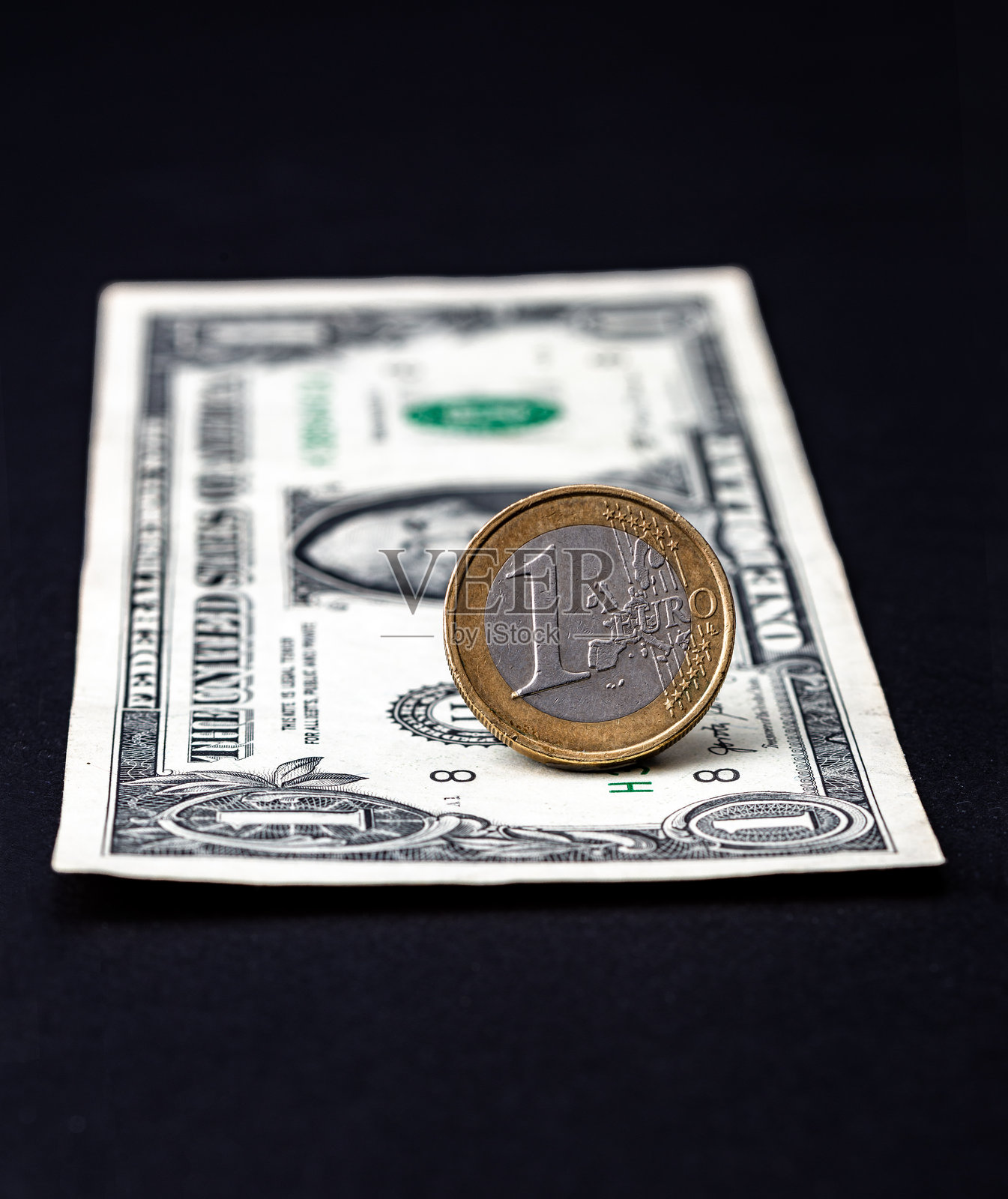 1欧元硬币和1美元纸币。照片摄影图片