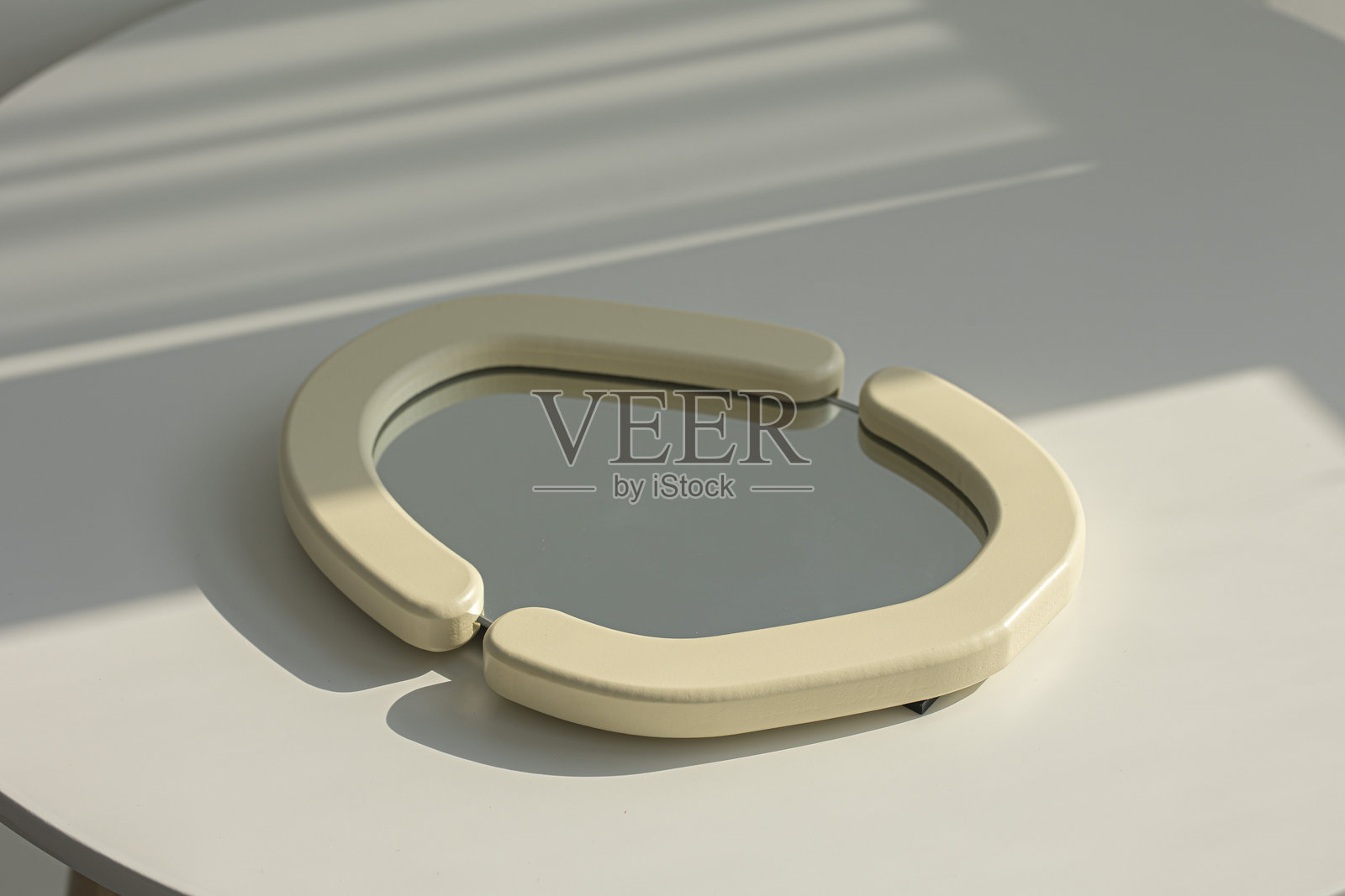 白色背景上的桌面镜子照片摄影图片