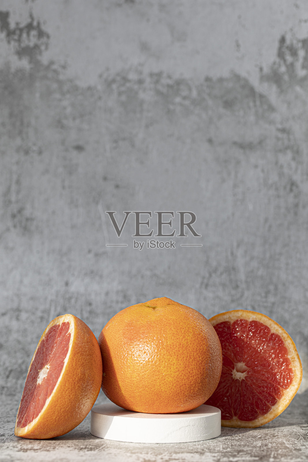 灰色背景上的葡萄柚照片摄影图片