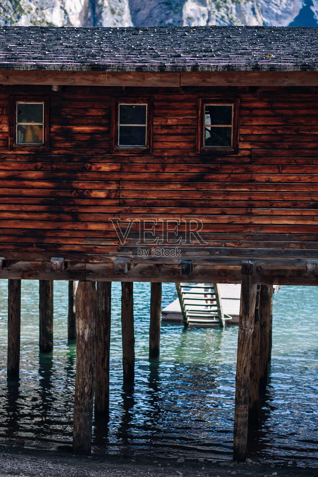 意大利南蒂罗尔多洛米蒂山脉的布雷耶斯湖。木船照片摄影图片