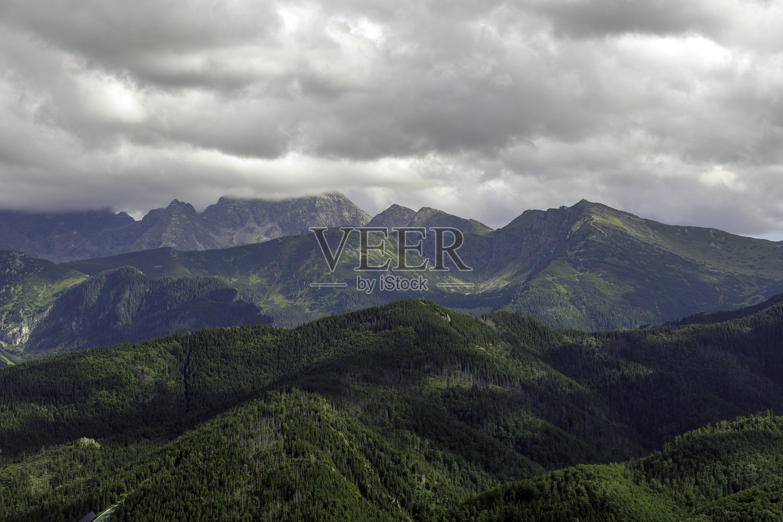 云雾缭绕的塔特拉山全景照片摄影图片