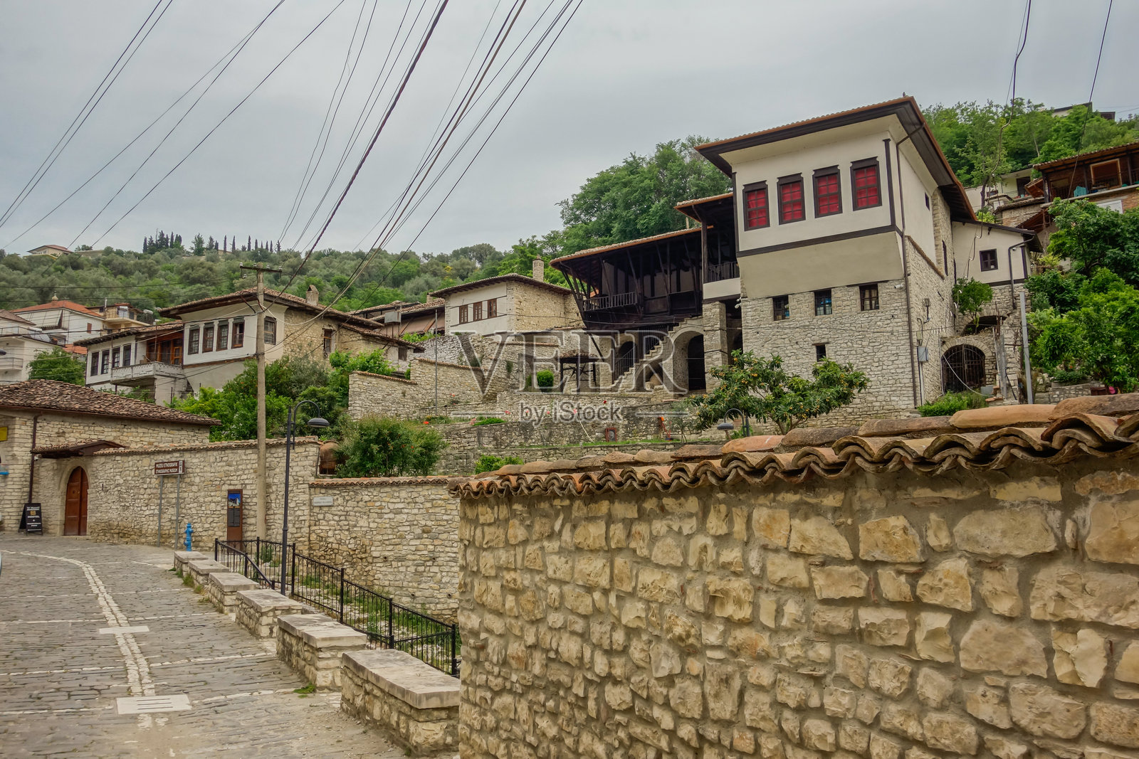 阿尔巴尼亚贝拉特市中心狭窄的街道和古老的石头建筑。照片摄影图片